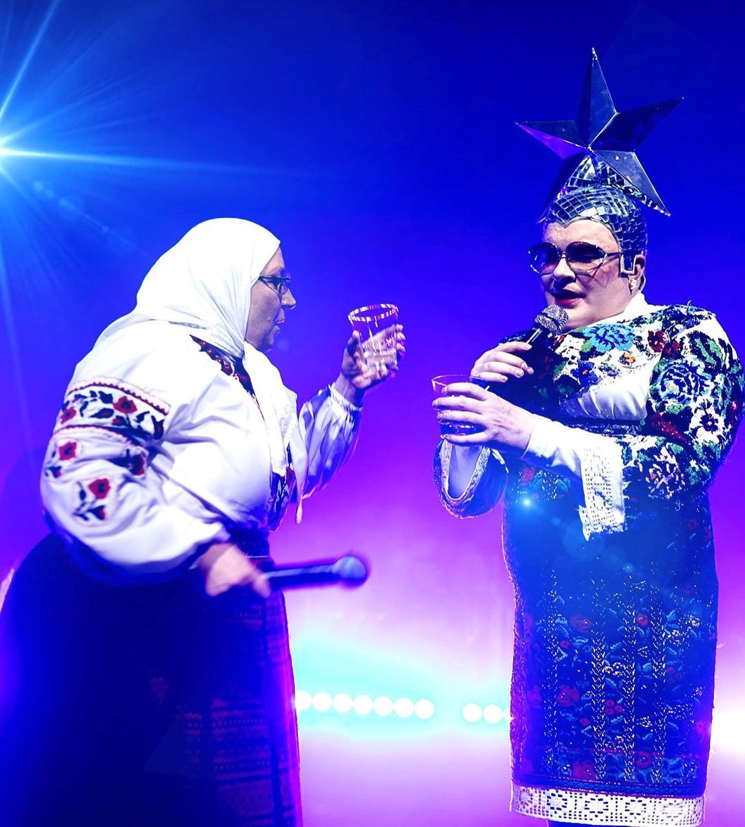 Від шоколадних яєць до 100 газет: що просять українські зірки у своїх райдерах